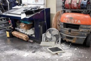 Uszkodzone komputery i gruz budowlany na prasie drukarskiej hongkońskiej edycji „The Epoch Times”, Hongkong, 12.04.2021 r. (Adrian Yu / The Epoch Times)