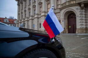 Samochód ambasadora Rosji w Czechach stoi przed czeskim MSZ w Pradze, Czechy, 17.04.2021 r. (MARTIN DIVISEK/PAP/EPA)