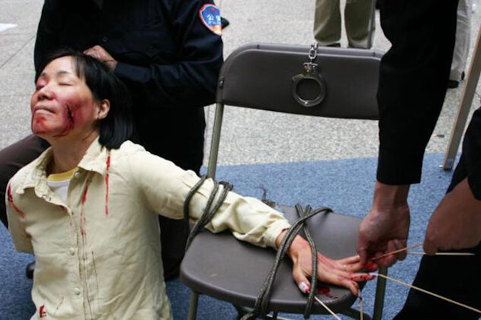 Rekonstrukcja jednej z metod torturowania stosowanych przez funkcjonariuszy KPCh do zmuszenia praktykujących Falun Gong, by wyrzekli się wiary (Dzięki uprzejmości Minghui.org)