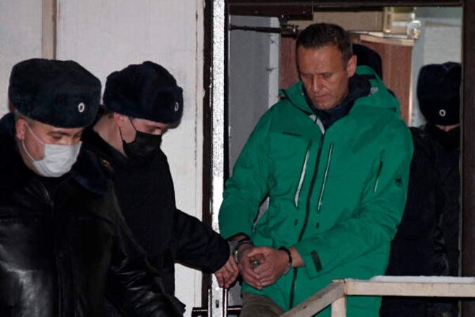 Lider opozycji Aleksiej Nawalny zostaje wyprowadzony z komisariatu policji w Chimkach pod Moskwą po orzeczeniu sądu, który nakazał skazanie go na 30 dni więzienia, Rosja, 18.01.2021 r. (Alexander Nemenov/AFP via Getty Images)