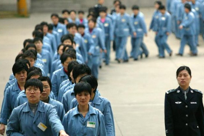 Więźniarki idą obok strażniczki, więzienie w Nankinie, Chiny (STR/AFP/Getty Images)