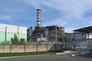 Czwarty blok reaktorowy elektrowni jądrowej w Czarnobylu na Ukrainie, prawdopodobnie 2008 r. (Артемий Титов – Чернобыль, <a href="https://creativecommons.org/licenses/by/3.0/">CC BY 3.0</a>, zdjęcie modyfikowane / <a href="https://commons.wikimedia.org/w/index.php?curid=12263546">Wikimedia</a>)