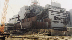 Prace przy uszkodzonej elektrowni jądrowej w Czarnobylu, 5.08.1986 r., po tym jak jeden z czterech reaktorów elektrowni eksplodował 26.04.1986 r. (Zufarov/AFP/Getty Images)