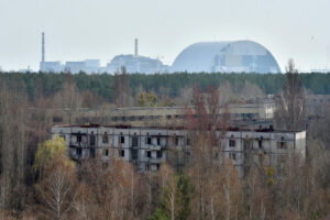 Widok na elektrownię jądrową w Czarnobylu z Prypeci, miasta widma, opuszczonego po katastrofie w Czarnobylu, 8.04.2016 r. (SERGEI SUPINSKY/AFP/Getty Images)
