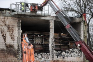 Początek prac rozbiórkowych hal archiwum Urzędu Miasta Krakowa zniszczonych podczas pożaru w lutym br., 12.04.2021 r. (Łukasz Gągulski / PAP)