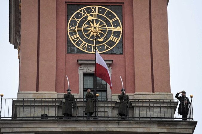 Ceremonia podniesienia flagi państwowej na maszt Wieży Zegarowej Zamku Królewskiego w Warszawie, 2.05.2021 r. (Piotr Nowak / PAP)