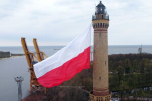 Największą flagę w Polsce umieszczono na latarni morskiej w Świnoujściu, na wysokości niemal 60 m, dzięki czemu jest widoczna z odległości nawet kilkunastu km, Dzień Flagi RP, 2.05.2021 r. (Marcin Bielecki / PAP)