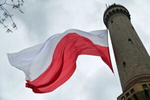 Flaga wciągnięta na latarnię morską w Świnoujściu liczy 640 m kw. powierzchni, Dzień Flagi RP, 2.05.2021 r. (Marcin Bielecki / PAP)