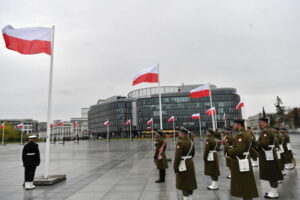 Ceremonia podniesienia flagi państwowej RP na placu Marszałka Józefa Piłsudskiego w Warszawie, 2.05.2021 r. Flaga zostanie podniesiona na 35 masztach ustawionych w kontur Polski (Piotr Nowak / PAP)