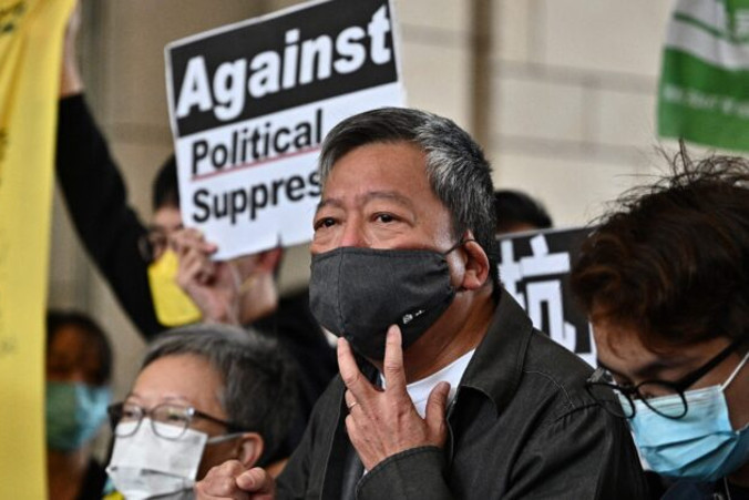 Działacz prodemokratyczny Lee Cheuk-yan (w środku) przybywa do sądu West Kowloon w Hongkongu dnia 16.04.2021 r., gdzie ma on otrzymać wyrok za zorganizowanie zgromadzenia bez zgody władz w dniu 18.08.2019 r., za co uznano go winnym (Anthony Wallace/AFP via Getty Images)