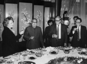 Ówczesna brytyjska premier Margaret Thatcher (z lewej) wznosi toast z chińskim prezydentem Li Xiannianem (drugi z lewej), brytyjskim ministrem spraw zagranicznych Geoffreyem Howe’em (drugi z prawej) i chińskim ministrem spraw zagranicznych Wu Xueqianem (z prawej) w Pekinie, 19.12.1984 r. (Pierre-Antoine Donnet/AFP via Getty Images)