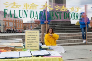 Praktykujący Falun Dafa w rocznicę apelu sprzed 22 lat na pl. Zamkowym pod kolumną Zygmunta w Warszawie, 25.04.2021 r. (Karolina Olejniczak / The Epoch Times)