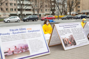 Praktykujący Falun Dafa w rocznicę apelu sprzed 22 lat pod Ambasadą Chińskiej Republiki Ludowej w Warszawie, 25.04.2021 r. (Karolina Olejniczak / The Epoch Times)