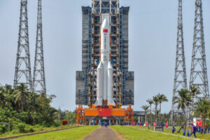 Rakieta Long March 5B, która ma wynieść podstawowy moduł Tianhe chińskiej stacji kosmicznej, w miejscu startu w ośrodku kosmicznym Wenchang w prowincji Hajnan w południowych Chinach, 23.04.2021 r. (STR/China News Service, CNS/AFP via Getty Images)