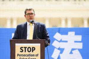 Benedict Rogers, brytyjski działacz na rzecz praw człowieka, przemawia na wiecu upamiętniającym 20. rocznicę prześladowań Falun Gong w Chinach, West Lawn na Wzgórzu Kapitolińskim, Waszyngton, 18.07.2019 r. (Samira Bouaou / The Epoch Times) 