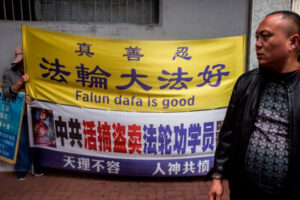 Kolejny przejaw odbierania wolności Hongkongowi – oszczercza kampania medialna przeciwko Falun Gong