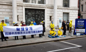Dr Wei Liu, prezes Stowarzyszenia Falun Dafa w Wielkiej Brytanii, przemawia podczas protestu przed chińską ambasadą w Londynie po tym, jak gazeta „Ta Kung Pao” z Hongkongu, powszechnie uważana za tubę propagandową KPCh, opublikowała serię oszczerczych artykułów na temat Falun Gong, Londyn, 4.05.2021 r. (Roger Luo / NTD)