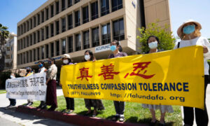 Praktykujący Falun Gong trzymają transparenty na wiecu wzywającym do zaprzestania oszczerczej kampanii medialnej w Hongkongu, przed chińskim konsulatem w Los Angeles, 3.05.2021 r. (Debora Cheng / The Epoch Times)