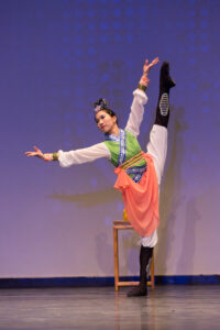 Elsie Shi, tancerka z Shen Yun Performing Arts, zdobyła Złotą Nagrodę na Międzynarodowym Konkursie Chińskiego Tańca Klasycznego zorganizowanym przez NTD w 2016 r. (Larry Dye)