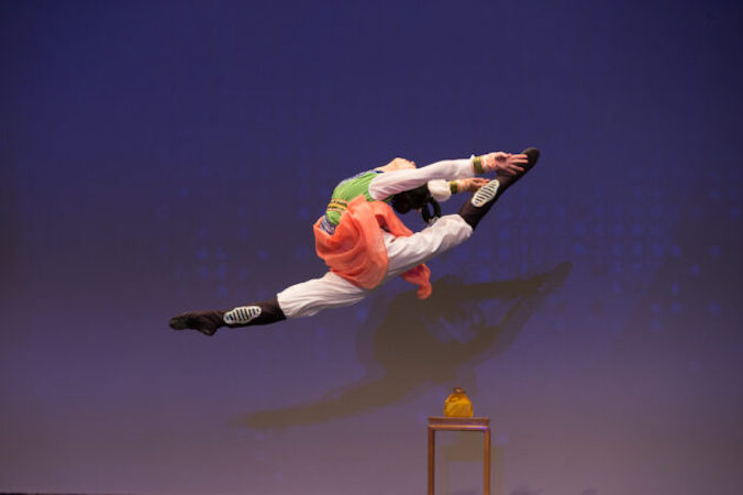 Elsie Shi, tancerka Shen Yun Performing Arts, zdobyła Złotą Nagrodę na Międzynarodowym Konkursie Chińskiego Tańca Klasycznego zorganizowanym przez NTD, 2016 r. (Larry Dye)