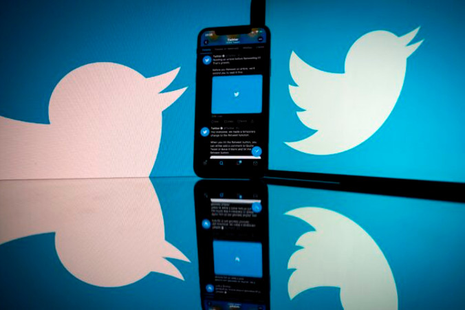 Logo amerykańskiej sieci społecznościowej Twitter wyświetlane na ekranie smartfona i tabletu w Tuluzie, południowa Francja, 26.10.2020 r. (Lionel Bonaventure/AFP via Getty Images)