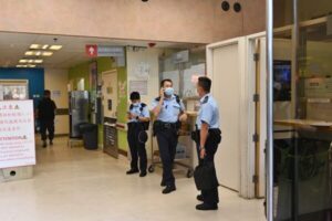 Policjanci przyjechali do szpitala Queen Elizabeth w Hongkongu, 11.05.2021 r. (Song Pi-lung / The Epoch Times)