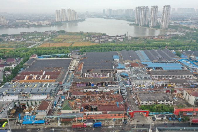 Widok z lotu ptaka na zniszczenia po przejściu tornada w mieście Shengze, aglomeracja Suzhou w prowincji Jiangsu, Chiny, 15.05.2021 r.  (FANG DONGXU/PAP/EPA)
