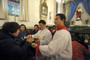 Wierni z Chin uczestniczą w komunii świętej podczas pasterki w kościele katolickim w Pekinie, 24.12.2009 r. (Liu Jin/AFP/Getty Images)