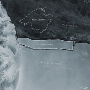 Zdjęcie satelitarne udostępnione przez Europejską Agencję Kosmiczną, ESA, ukazuje ogromną podłużną górę lodową, która wycieliła się z zachodniej strony lodowca szelfowego Ronne, leżącego na Morzu Weddella na Antarktydzie, 16.05.2021 r., wydane 20.05.2020 r. Góra lodowa, nazwana A-76, ma powierzchnię ok. 4320 km kw. – co czyni ją obecnie największą górą lodową na świecie, podała ESA w oświadczeniu. Na zdjęciu dla porównania umieszczono, u góry na ciemnym tle, zarys hiszpańskiej wyspy Majorki (EUROPEAN SPACE AGENCY HANDOUT/PAP/EPA)