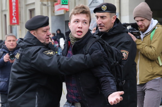 Zdjęcie archiwalne przedstawia funkcjonariuszy policji zatrzymujących dziennikarza Ramana Pratasiewicza, który próbował relacjonować wiec w Mińsku na Białorusi, 26.03.2017 r., wznowione 23.05.2021 r. (STRINGER/PAP/EPA)