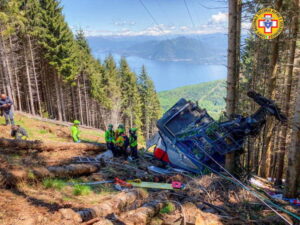 Zdjęcie udostępnione przez biuro prasowe Corpo Nazionale Soccorso Alpino Speleologico, CNSAS, włoskiej krajowej służby ratowniczej, przedstawia miejsce wypadku kolejki linowej w pobliżu jeziora Maggiore, północne Włochy, 23.05.2021 r. (CNSAS HANDOUT/PAP/EPA)