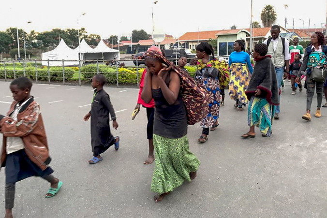 Mieszkańcy Gomy, miasta w Demokratycznej Republice Konga, przybywają do Rwandy, aby uchronić się przed skutkami erupcji wulkanu Nyiragongo, dystrykt Rubavu w Rwandzie, 23 maja 2021 r. (EUGENE UWIMANA/PAP/EPA)