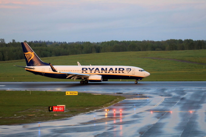Boeing 737-800 linii Ryanair  ląduje w Międzynarodowym Porcie Lotniczym w Wilnie, Litwa, 23.05.2021 r. (STRINGER/PAP/EPA)