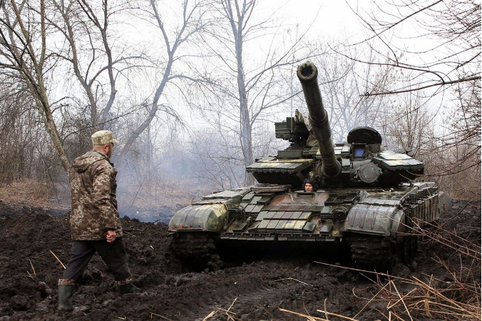 Ukraińscy żołnierze i czołg blisko linii frontu starć z separatystami wspieranymi przez Rosję pod Lisiczańskiem na Ukrainie, 7.04.2021 r. (STR/AFP via Getty Images)