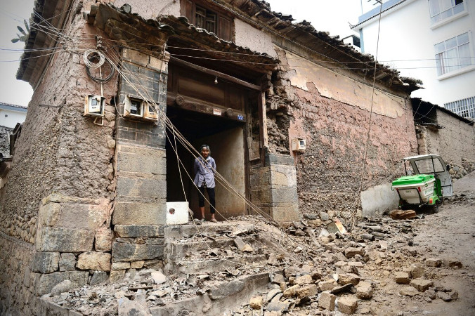 Kobieta wygląda z budynku zniszczonego przez nocne <a href="https://www.theepochtimes.com/t-earthquake">trzęsienie ziemi</a> w powiecie Yangbi w prefekturze Dali, prowincja Yunnan w południowo-zachodnich Chinach, 22.05.2021 r. (AFP via Getty Images)