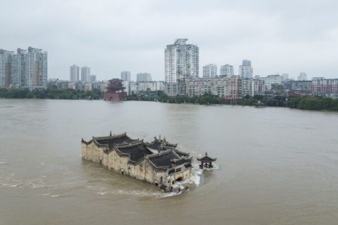 700-letnia świątynia Guanyinge zbudowana na skale w Ezhou została zalana przez wezbrane wody Jangcy, Chiny ,19.07.2020 r. (STR/AFP/Getty Images)