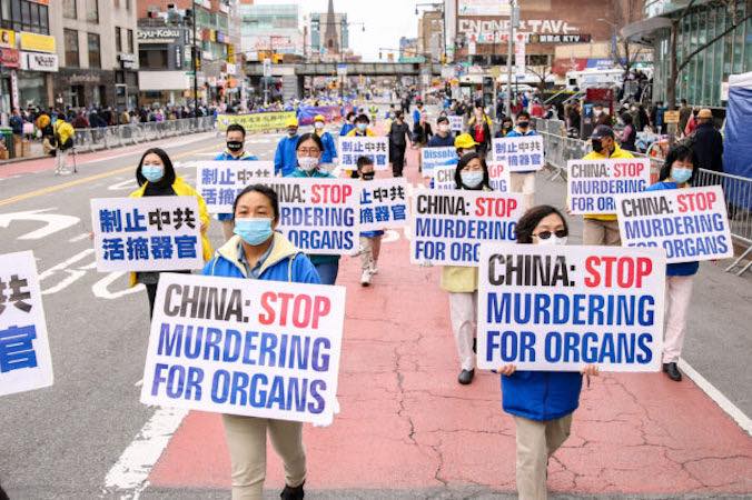 Praktykujący Falun Gong biorą udział w paradzie w Nowym Jorku 18.04.2021 r., aby upamiętnić 22. rocznicę pokojowego apelu 10 000 praktykujących Falun Gong w Pekinie, który odbył się 25.04.1999 r. (Samira Bouaou / The Epoch Times)