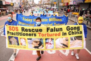 Praktykujący Falun Gong biorą udział w paradzie we Flushing w Nowym Jorku 18.04.2021 r., aby upamiętnić 22. rocznicę pokojowego apelu 10 000 praktykujących Falun Gong w Pekinie, który odbył się 25.04.1999 r. (Samira Bouaou / The Epoch Times)