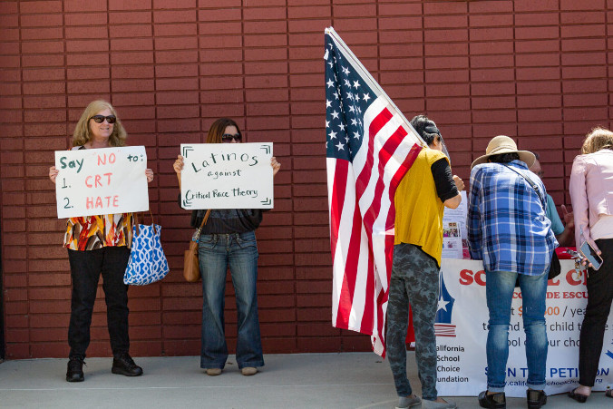 Demonstranci gromadzą się przed siedzibą Centrali Zjednoczonego Okręgu Szkolnego Los Alamitos w proteście przeciwko nauczaniu krytycznej teorii rasy w Los Alamitos w Kalifornii, 11.05.2021 r. (John Fredricks / The Epoch Times)