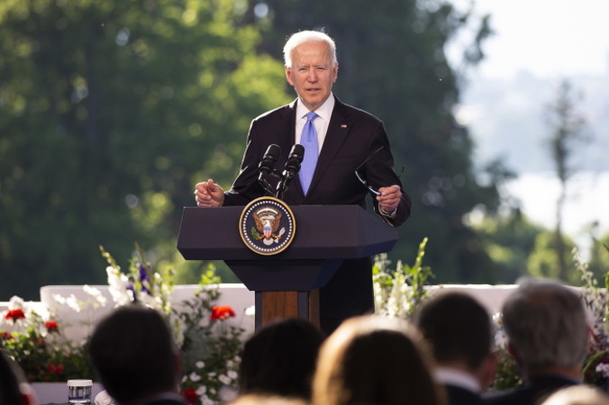Prezydent USA Joe Biden przemawia do dziennikarzy na konferencji prasowej po szczycie USA–Rosja w Genewie, Szwajcaria, 16.06.2021 r. (PETER KLAUNZER/PAP/EPA)