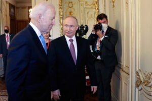 Prezydent USA Joe Biden (po lewej) i prezydent Rosji Władimir Putin (po prawej) podczas spotkania na szczycie USA–Rosja w Villa La Grange w Genewie, Szwajcaria, 16.06.2021 r. (MIKHAIL METZEL/SPUTNIK/KREMLIN POOL/PAP/EPA)