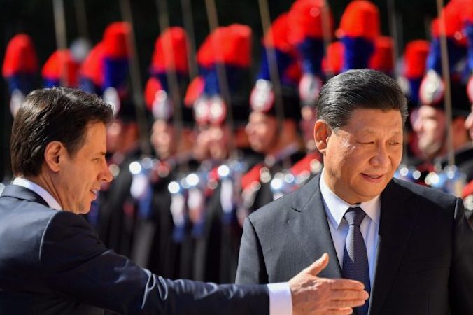 Były premier Włoch Giuseppe Conte i przywódca Chin Xi Jinping podczas ceremonii powitalnej w Willi Madama w Rzymie, 23.03.2019 r. (Alberto Pizzoli/AFP/Getty Images)
