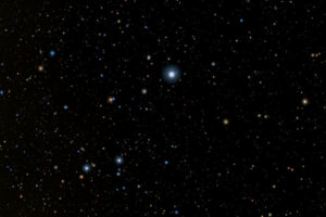Wega w gwiazdozbiorze Lutni – najjaśniejsza gwiazda na fotografii. Inne gwiazdy konstelacji układają się m.in. w równoległobok widoczny na lewo skos od Wegi (Roberto Mura – praca własna / <a href="https://commons.wikimedia.org/w/index.php?curid=6941403">domena publiczna</a>)