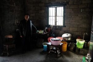 Rolnik Liu Qingyou w swoim domu w powiecie Baojing, prowincja Hunan w środkowych Chinach, 12.01.2021 r. (Noel Celis/AFP via Getty Images)
