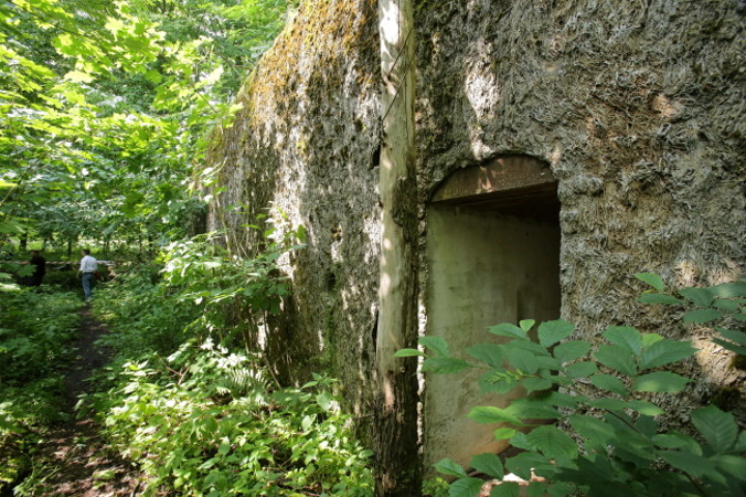W kompleksie bunkrów w Mamerkach kolejny raz z rzędu podjęto próbę poszukiwania legendarnej Bursztynowej Komnaty. Spenetrowano cztery tunele techniczne, wszystkie były puste, 24.06.2021 r. (Tomasz Waszczuk / PAP)