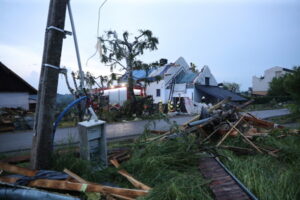 Zniszczenia we wsi Librantowa po przejściu trąby powietrznej, 24.06.2021 r. Według wiadomości z czwartku trąba powietrzna uszkodziła w różnym stopniu 30 budynków mieszkalnych i 30 budynków gospodarczych (Grzegorz Momot / PAP)