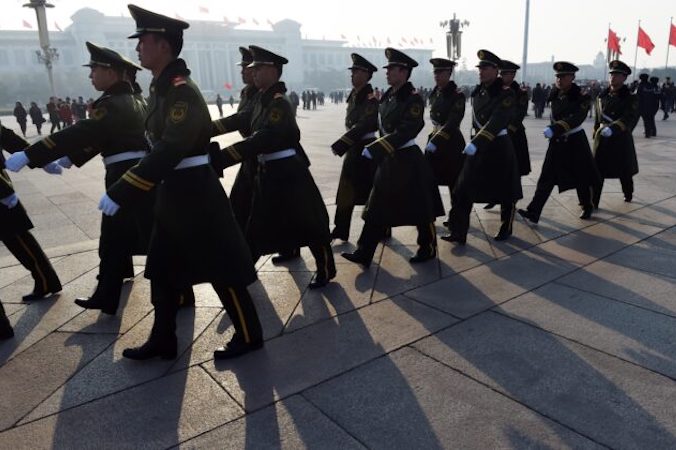 Patrol policji paramilitarnej na placu Tiananmen obok Wielkiej Hali Ludowej, Pekin, 13.03.2015 r. (Greg Baker/AFP via Getty Images)