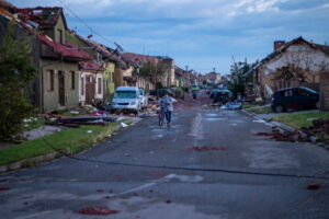 Mieszkańcy przechodzą obok budynków uszkodzonych przez tornado, Moravská Nová Ves w Czechach, 25.06.2021 r. (MARTIN DIVISEK/PAP/EPA)