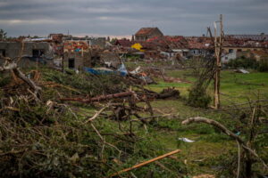 Obraz zniszczeń po uderzeniu tornada, Mikulčice w Czechach, 25.06.2021 r. (MARTIN DIVISEK/PAP/EPA)