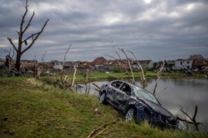Samochód uszkodzony po przejściu tornada, Mikulčice w Czechach, 25.06.2021 r. (MARTIN DIVISEK/PAP/EPA)
